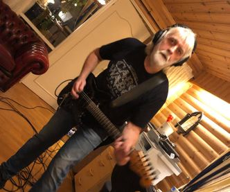 Svein Rønning legger på mer gitar...